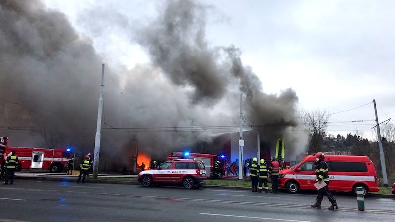 Hasiči bojují s mohutným požárem haly v pražském Braníku